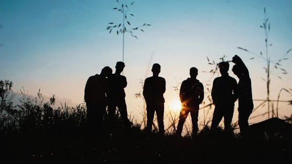 Groupe de jeunes accompagnés par l'ADéPA, au coucher du soleil